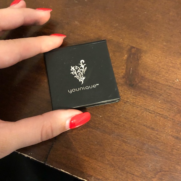 Younique makeup - Picture 1 of 8